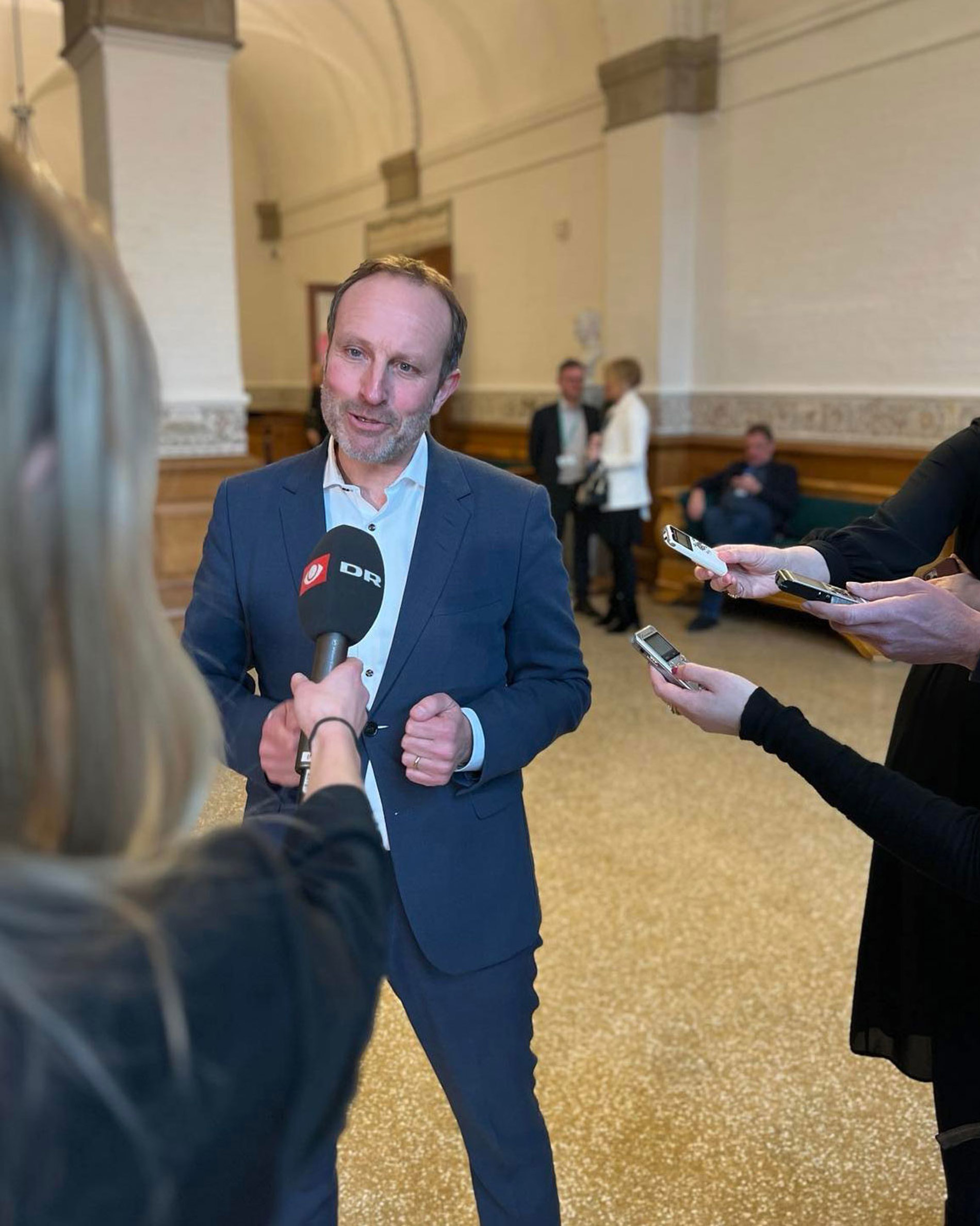 Martin Lidegaard interviewes af pressen foran folketingssalen på Christiansborg